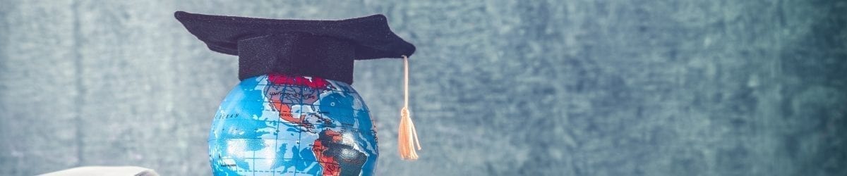 < img src=”Najlepsze-uczelnie-na-świecie.jpg” alt=”Graduation cap with Earth globe model map on book stack. education concept.">
