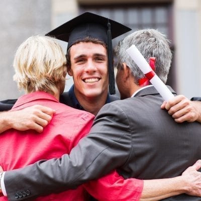 Study overseas Parents info < img src=”Studiare-nel-Regno-Unito.jpg” alt=”handsome young male graduate hugging his parents at graduation
