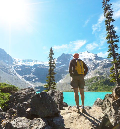 Uomo escursionistico nelle montagne canadesi. Hike è l'attività ricreativa popolare in Nord America. Ci sono molti sentieri pittoreschi.